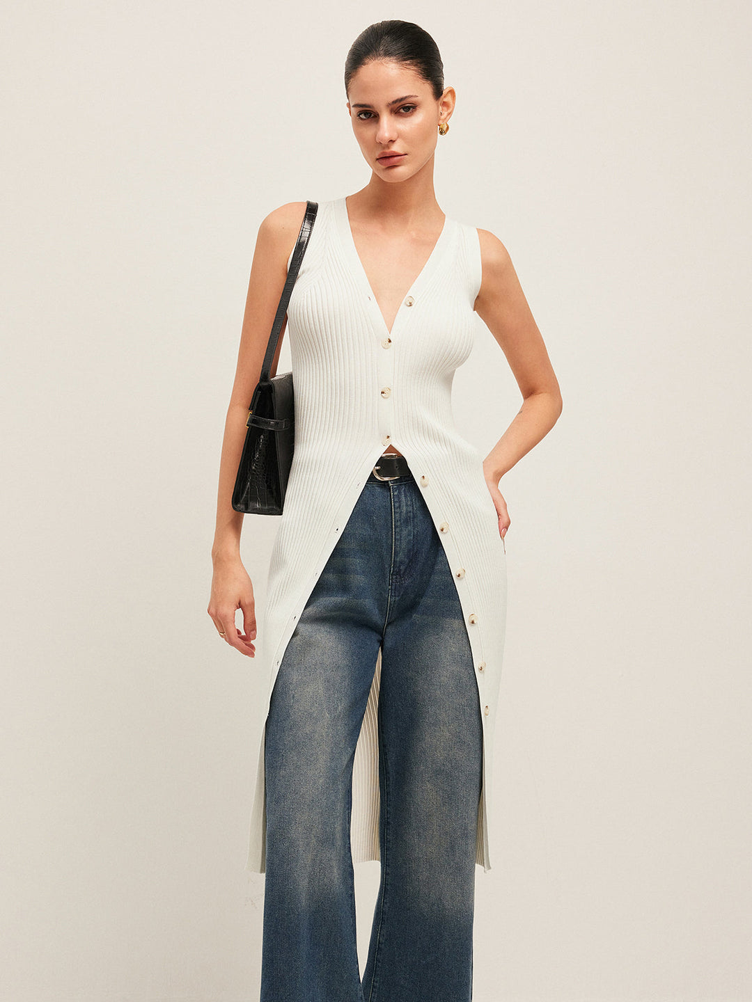 Şık ribanalı elbise, düğme aksanlı ve V yakalı triko tasarım