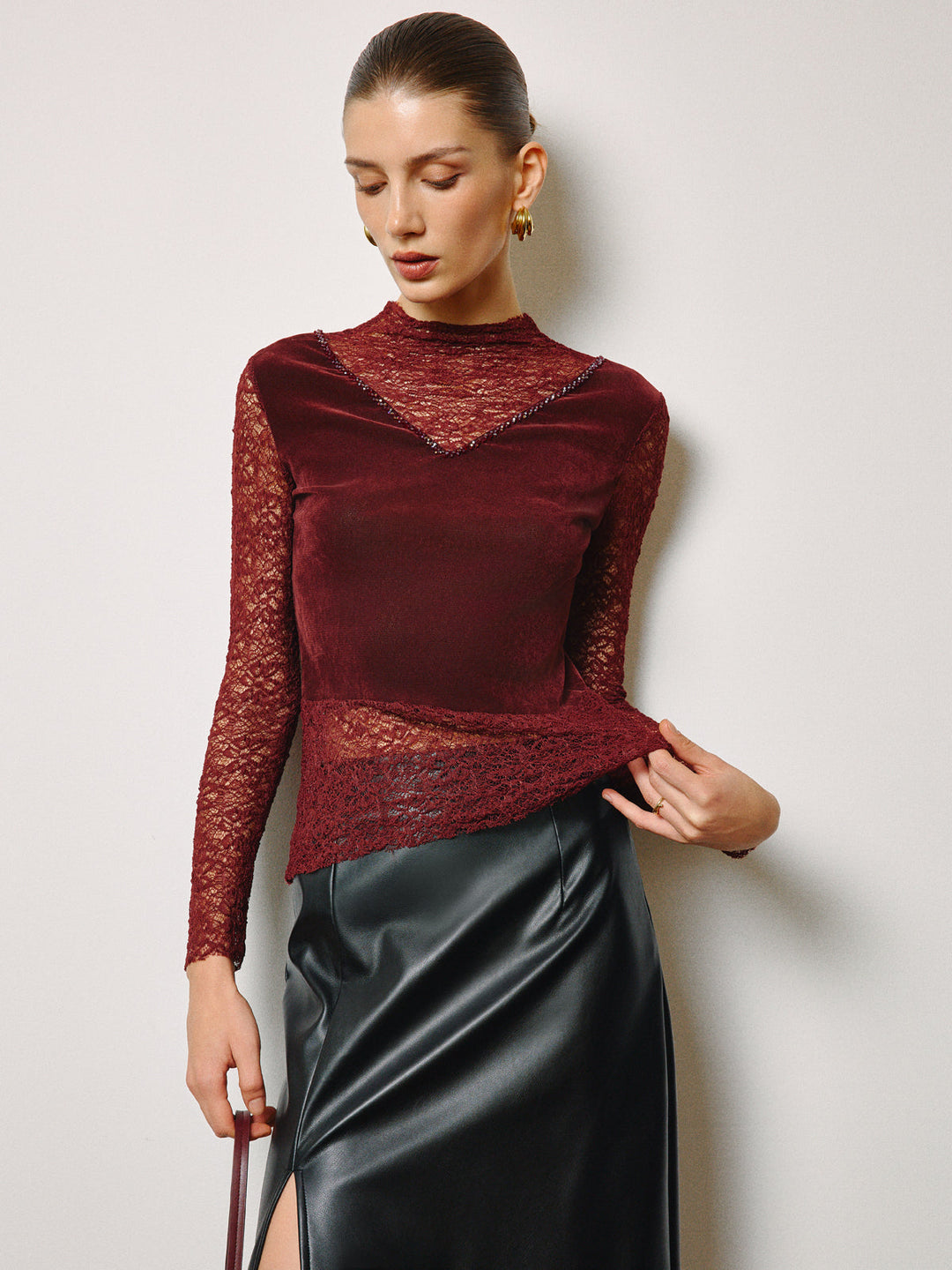 Svelte Chic Şık Taşlarla Süslenmiş Kadife Dantel Dar Kesim Bluz