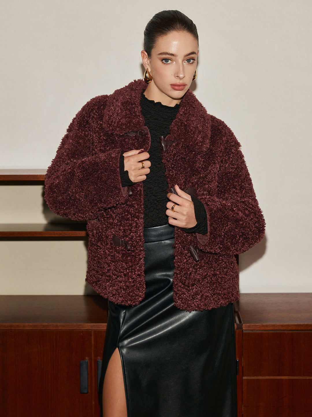 Düğmeli Yaka Teddy Ceket, gündelik ve şık bir tarz sunar