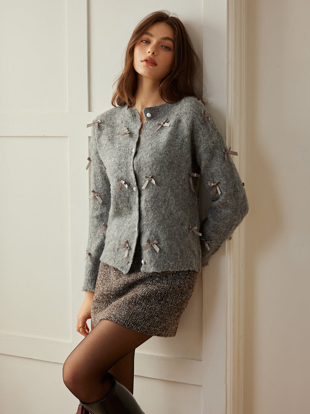 Şık düğmeli hırka ve zarif kurdele detaylarına sahip kadın modası