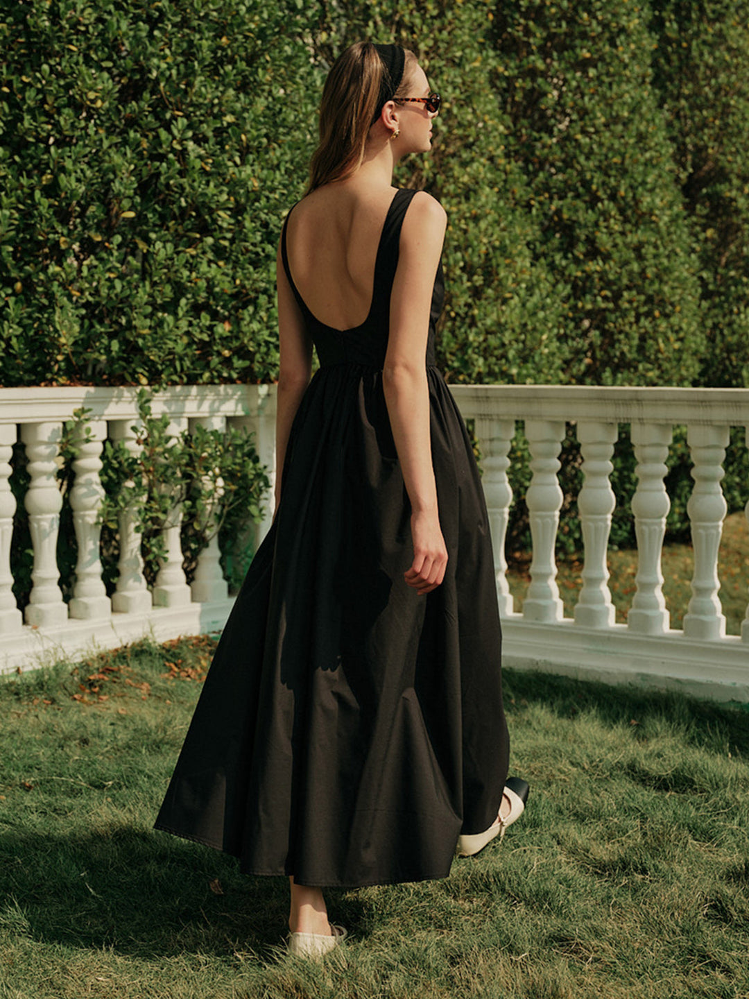 Sırtı açık plise detaylı kolsuz maxi elbise