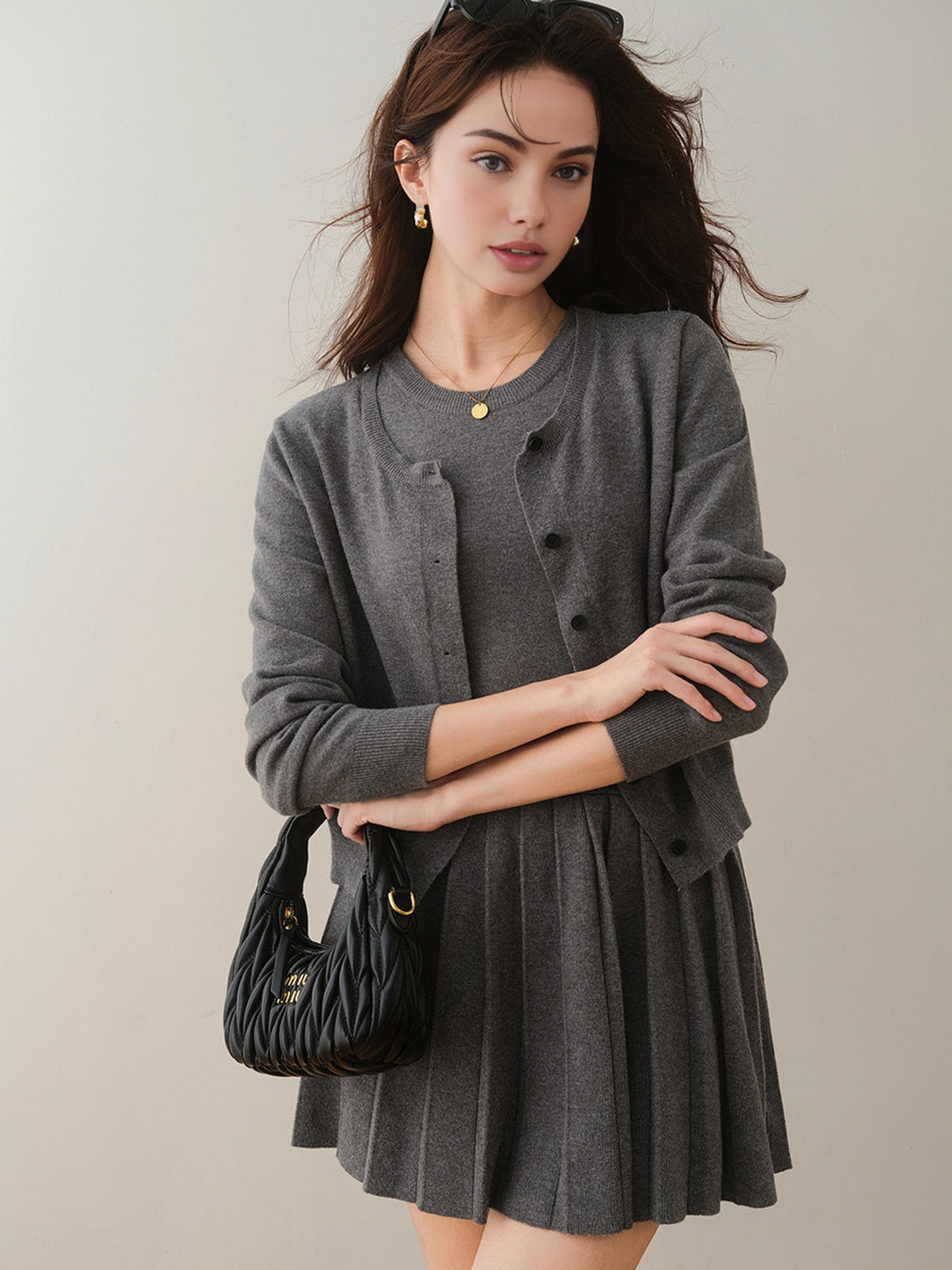 Yuvarlak yaka plise etekli kemerli takım