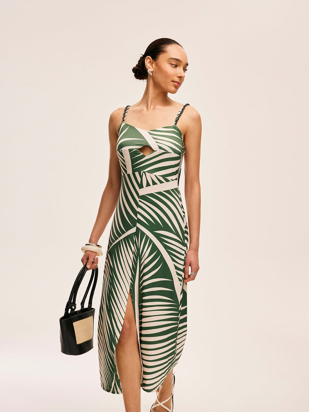 Şık Püskül Detaylı Yırtmaçlı Askılı Elbise