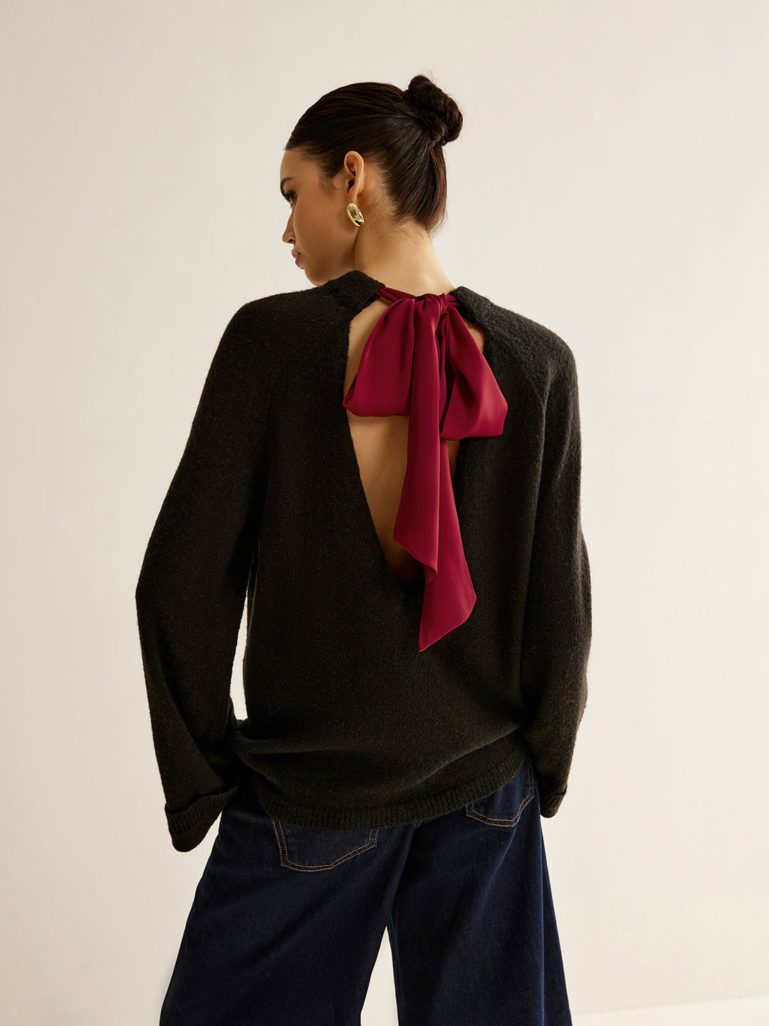 Açık sırt detaylı ve bağcıklı kazak