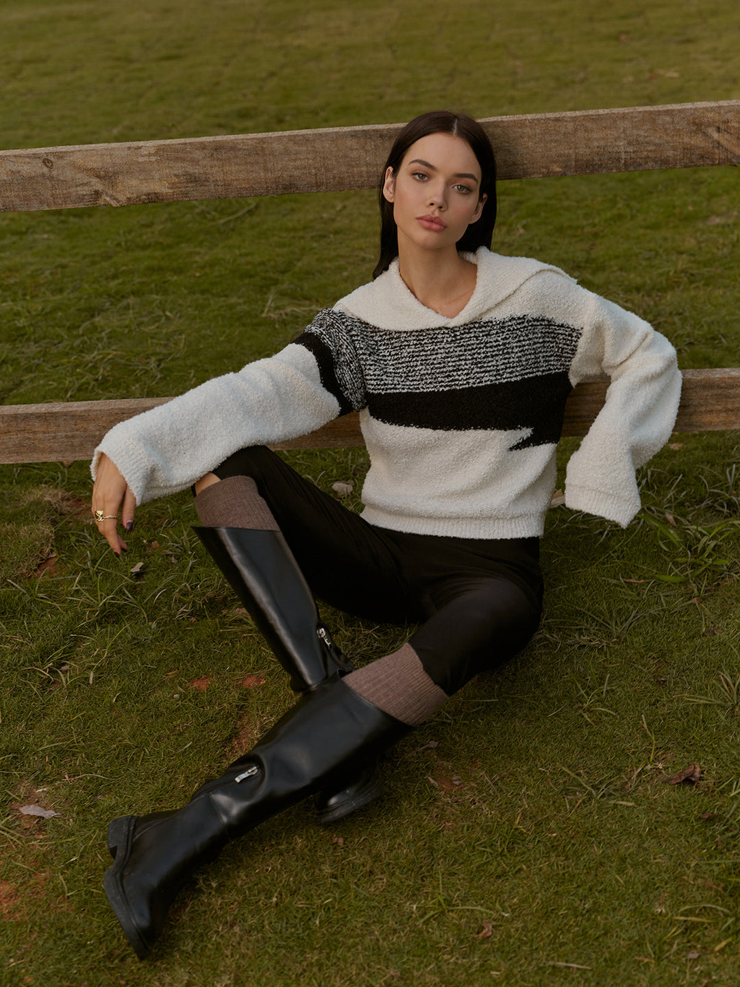 Renk bloklu kısa kazak yelken yaka