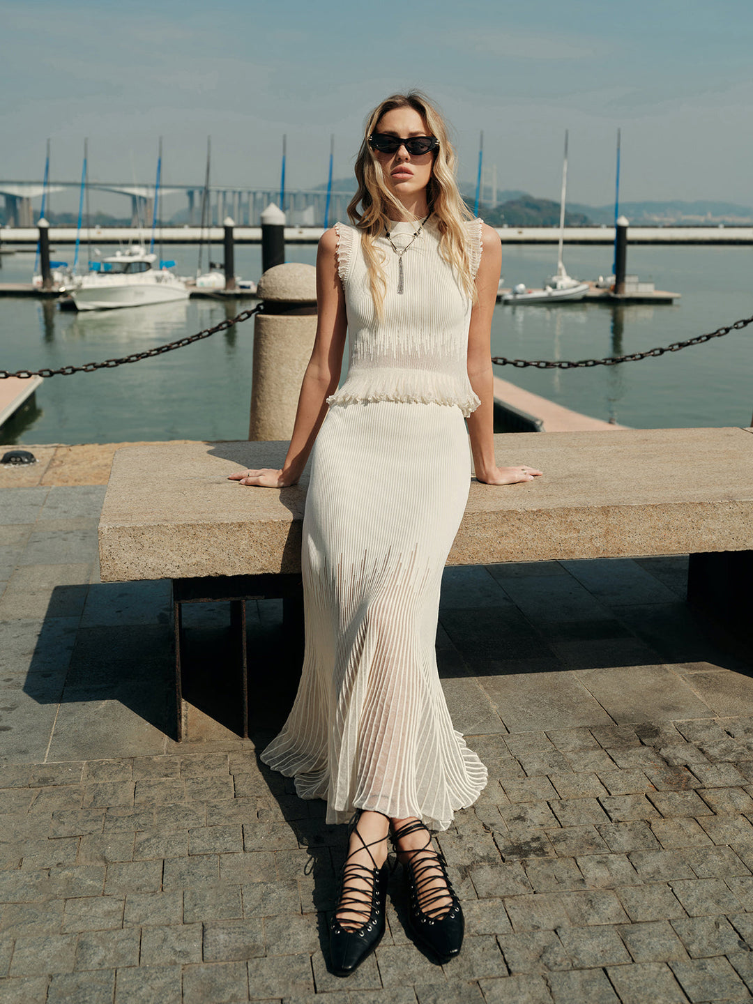 Şık File Panelli Pliseli Etek ile Zahmetsiz Zarafet