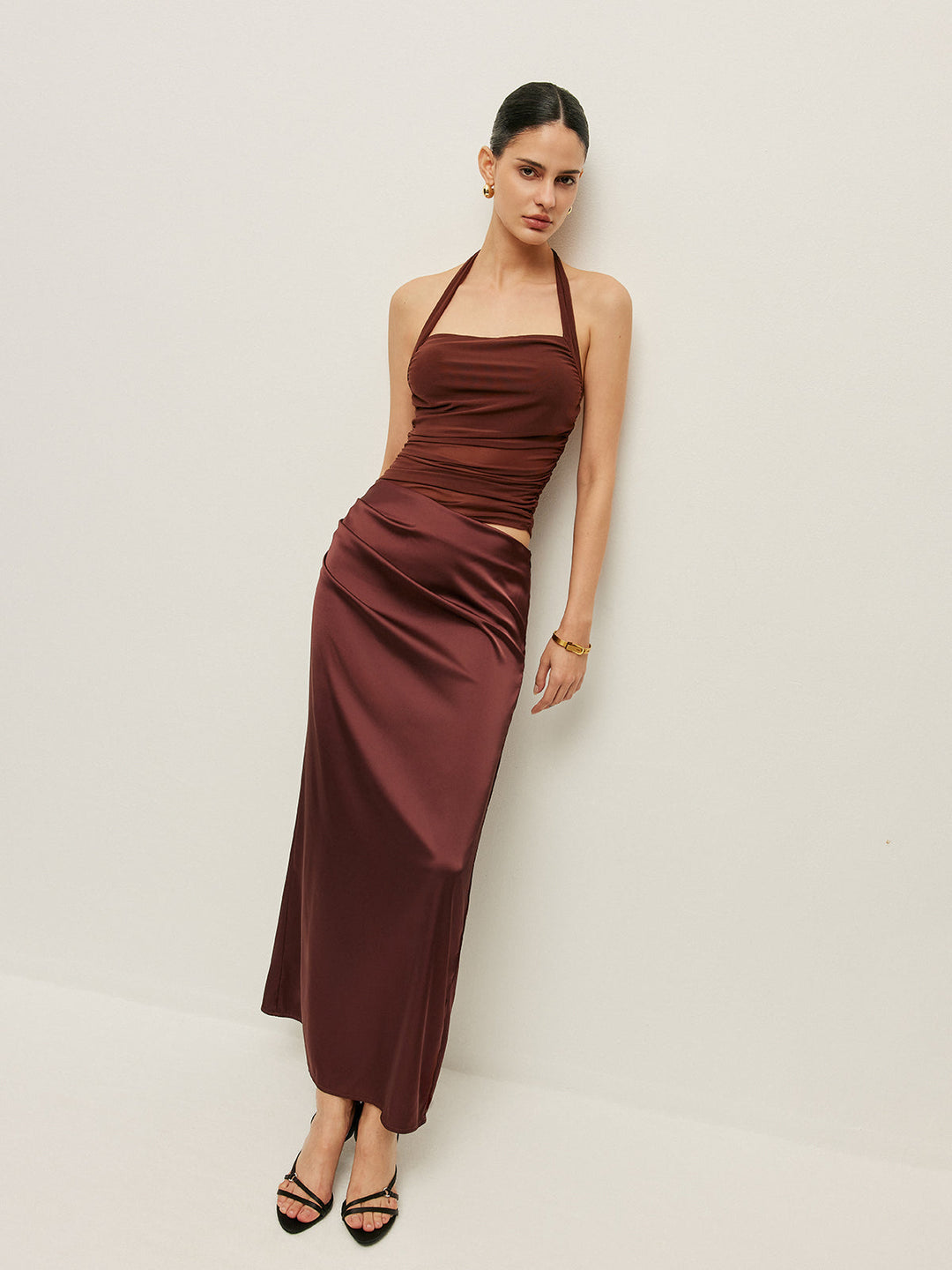 Şık Fırfırlı Halter Yaka Elbise ve Şık Kesik Aksanlar