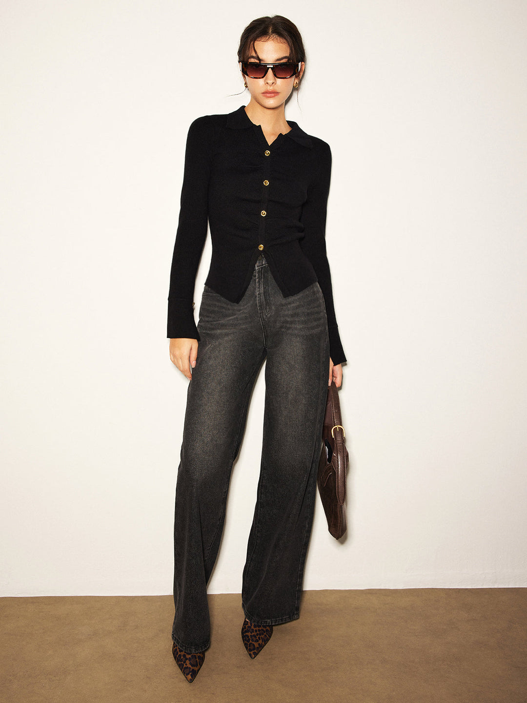 Düğmeli Slim Fit Polo Kazak giyen bir model