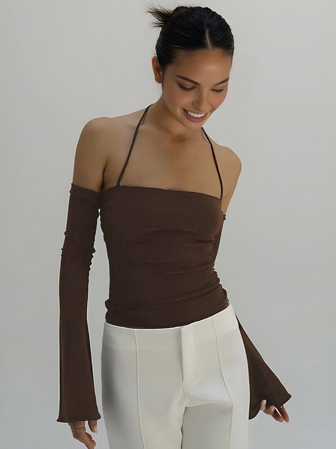 Düşük omuzlu sırtı açık uzun kollu üst