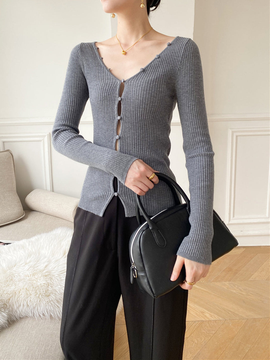 V-Yaka Düğmeli Dar Triko Üst, gündelik şıklık için ideal bir seçim