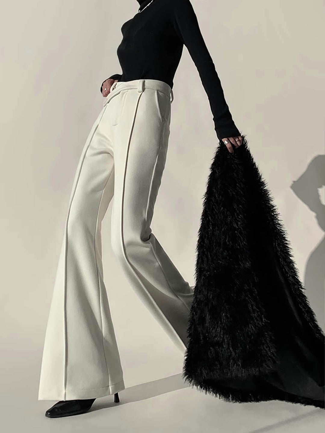 Svelte Chic Düz Yüksek Bel Piping Pantolon, geniş paça ve şık tasarımıyla.