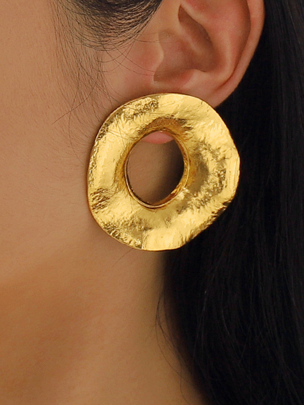 Textured Round Stud Earrings — Gold, 5.3 cm — Svelte Chic