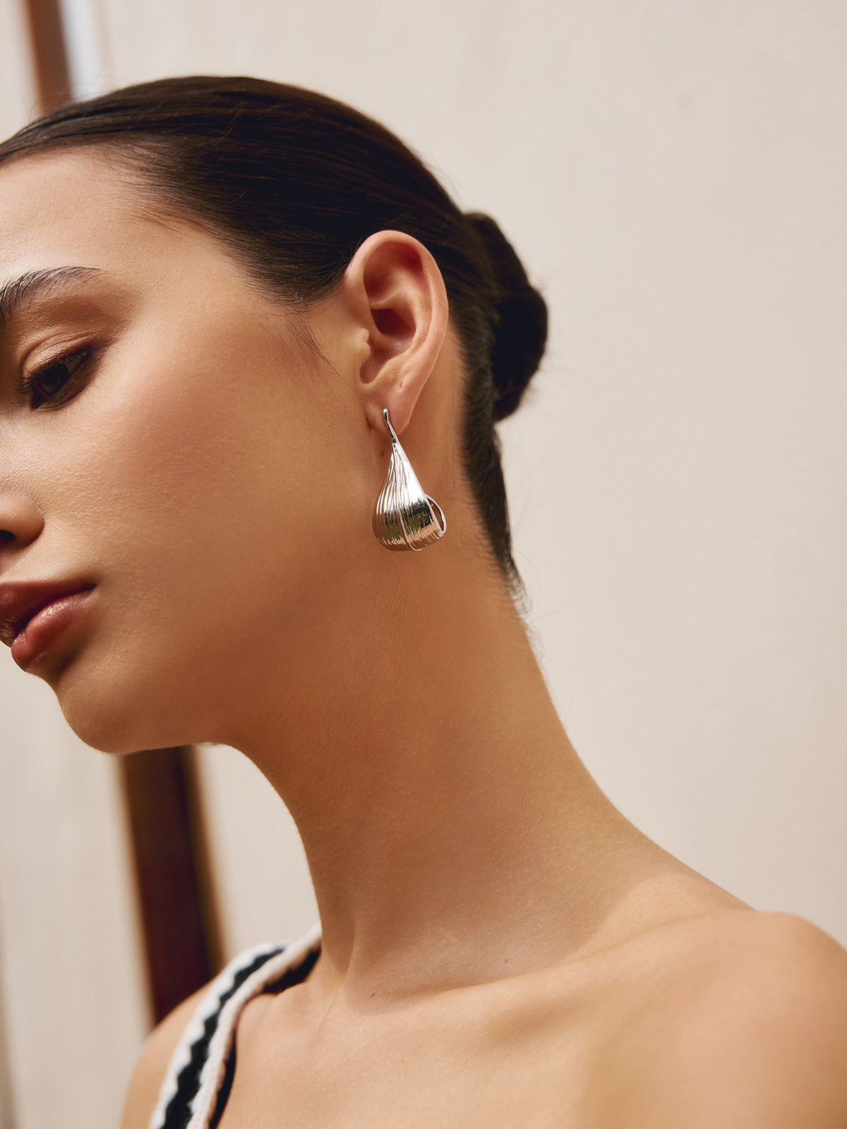 Leaf Hoop Earrings — Silver — Svelte Chic