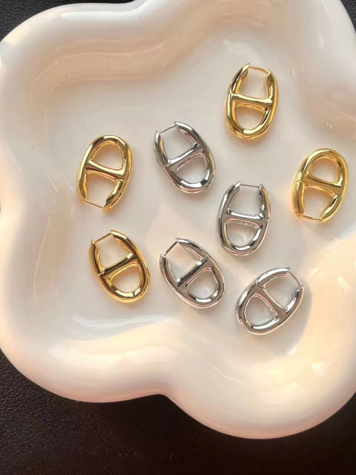 Minimalist Oval Earrings — Gold — Svelte Chic