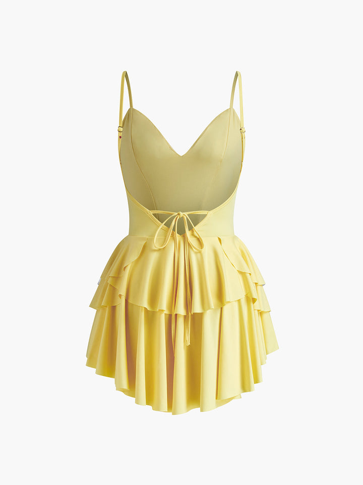 Къса рокля с волани и гол гръб