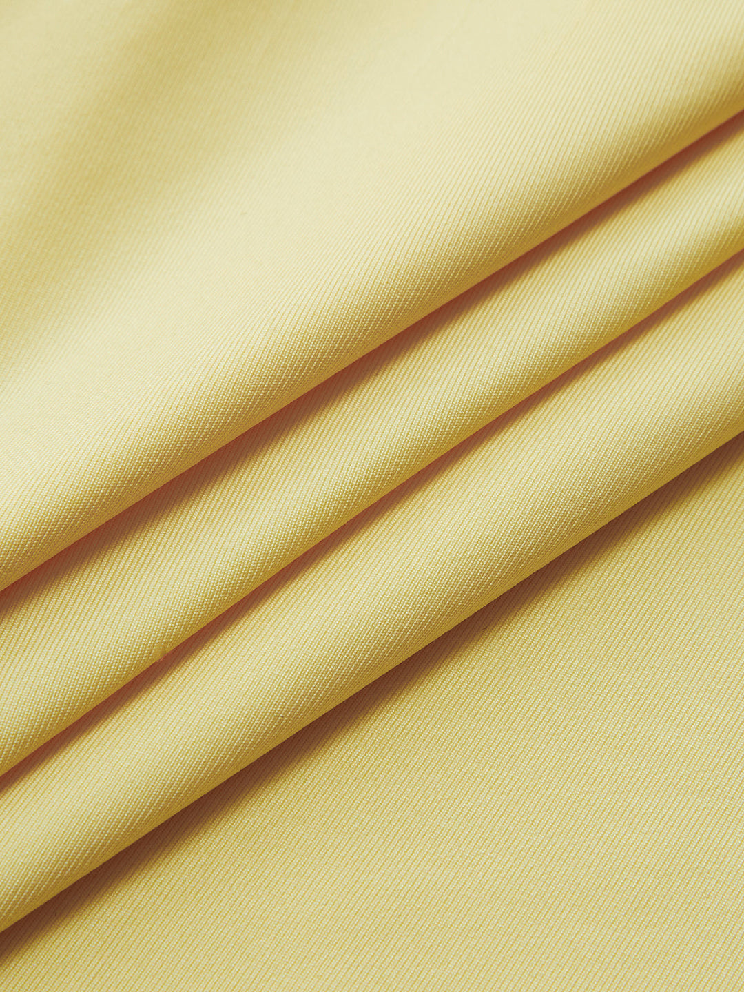 Къса рокля с волани и гол гръб