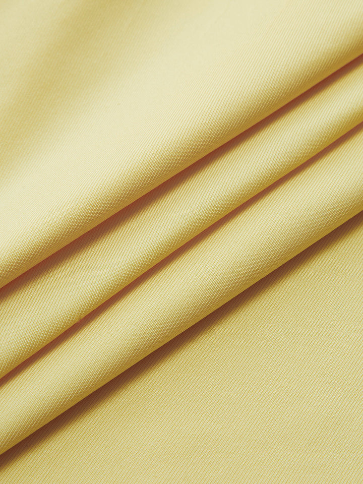 Къса рокля с волани и гол гръб