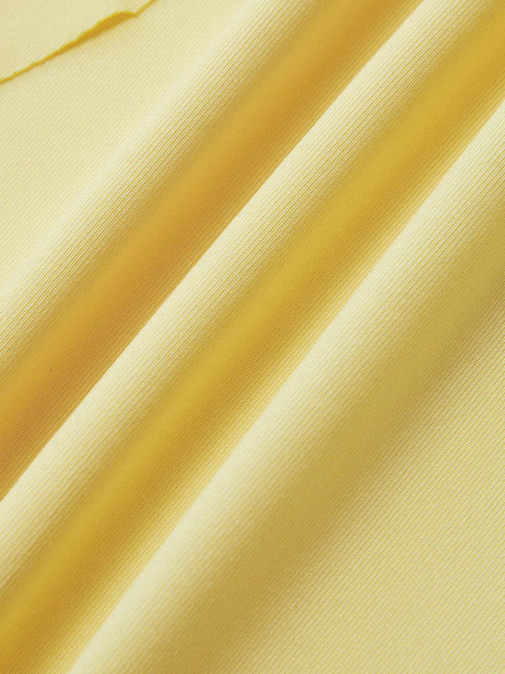 Къса рокля с волани и гол гръб