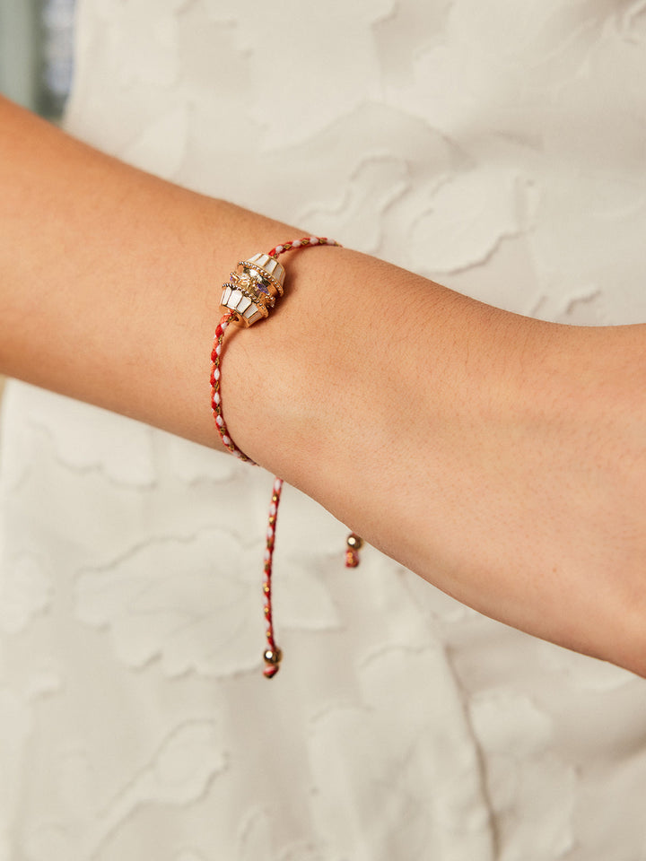 Силна защитна гривна с бял талисман 