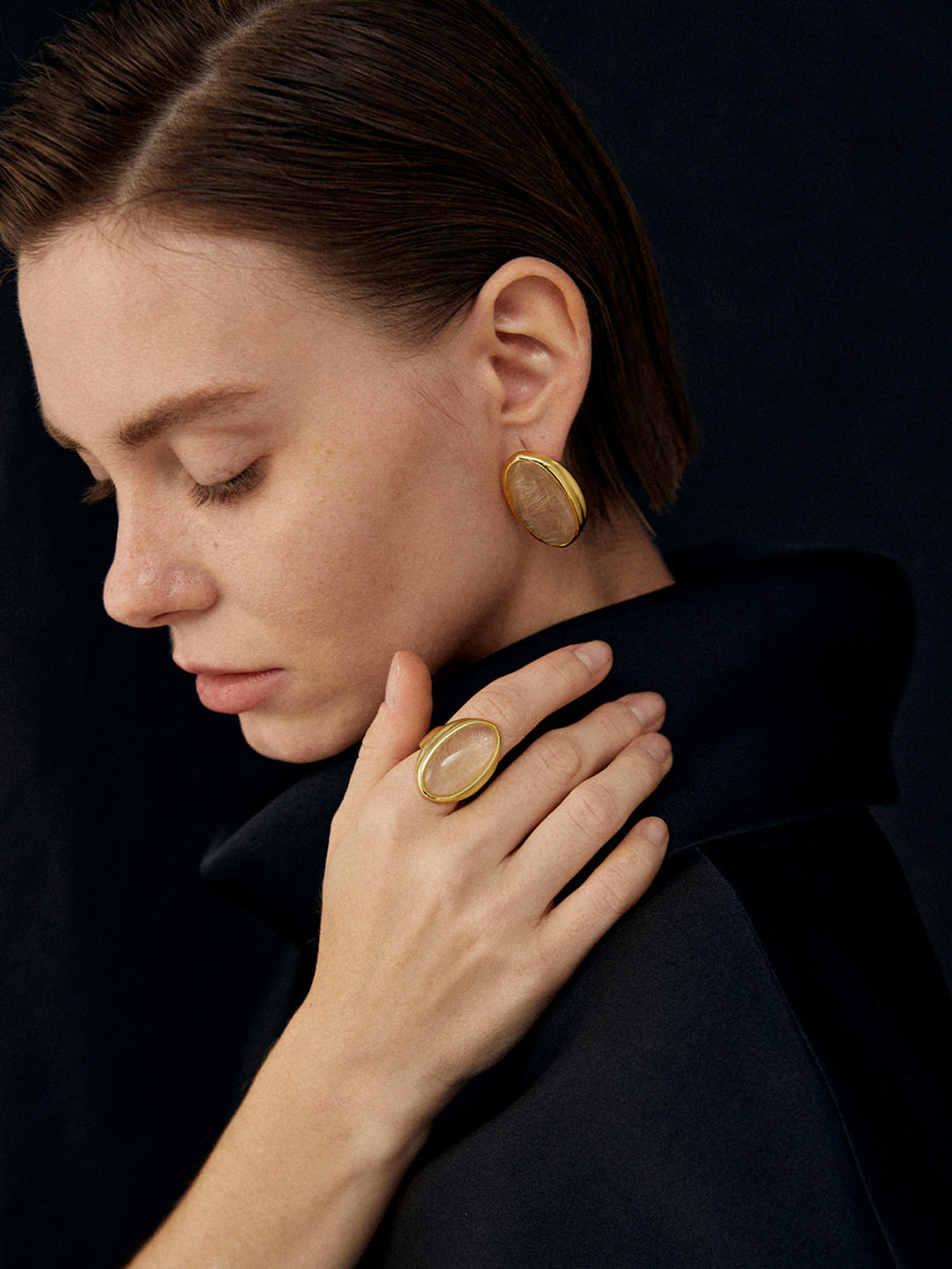 Пръстен с жълти кристали от слънчева светлина