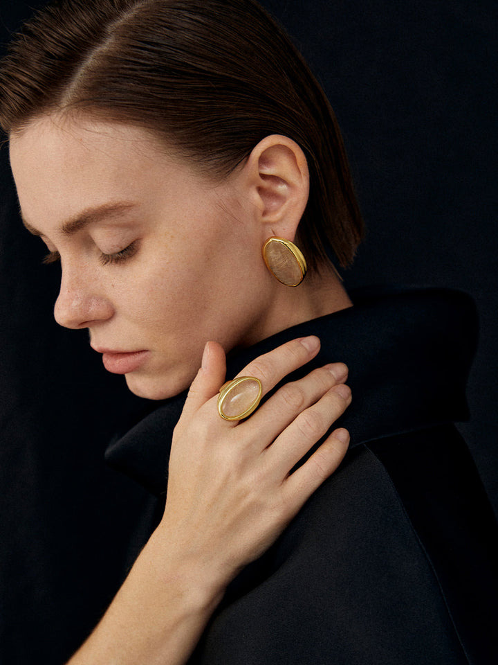 Пръстен с жълти кристали от слънчева светлина