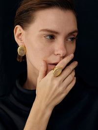 Пръстен с жълти кристали от слънчева светлина