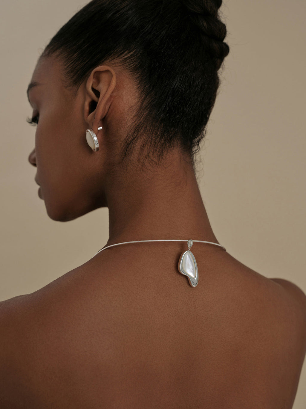 Luminous Pearl Pendant Necklace in Silver — Svelte Chic