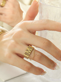 Декоративен пръстен с буквата М и верижка