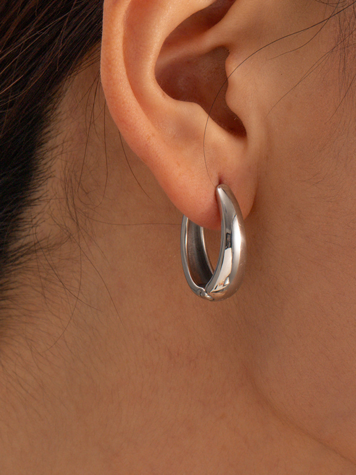 Minimalist Huggie Hoop Earrings — Svelte Chic