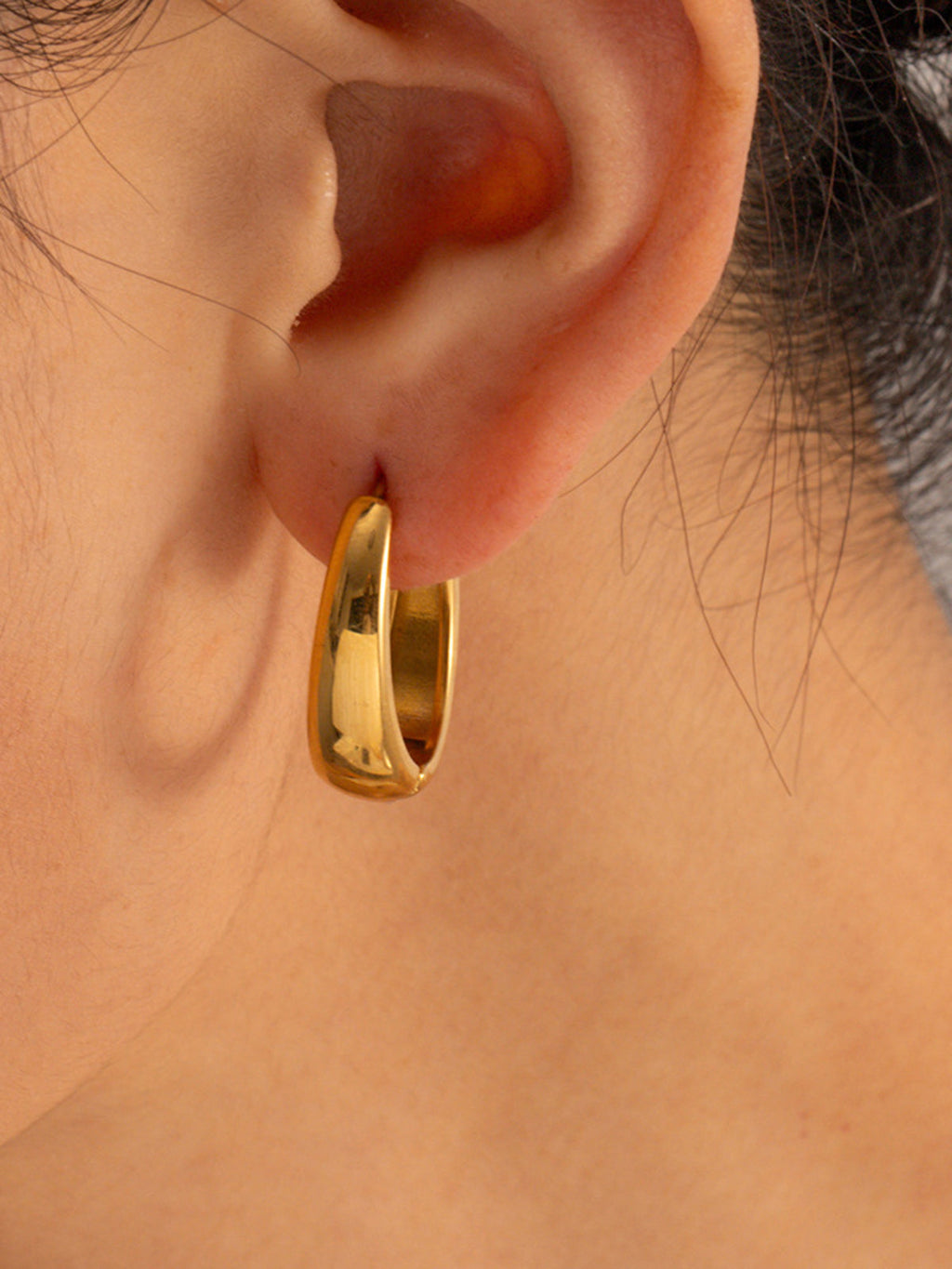 Minimalist Huggie Hoop Earrings — Svelte Chic