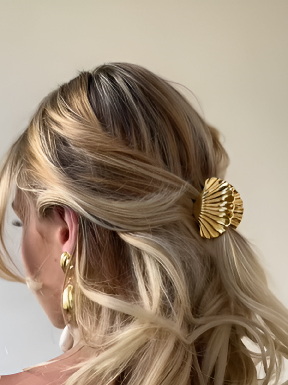 Shell Hair Claw in Gold — Svelte Chic