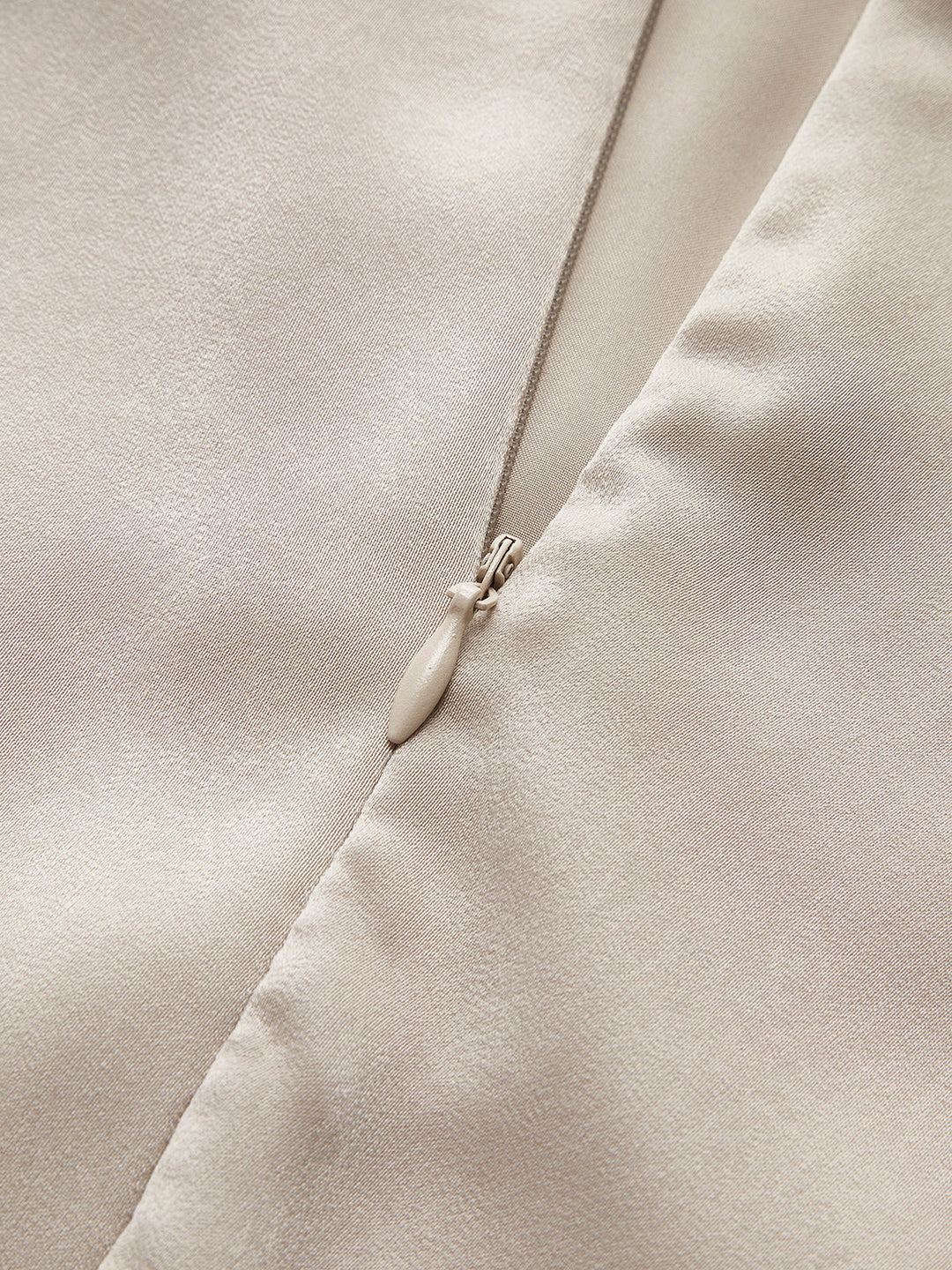 Плисирана драпирана вечерна рокля с един ръкав 