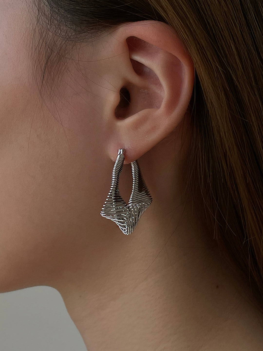 Обеци с въртяща се вълна 