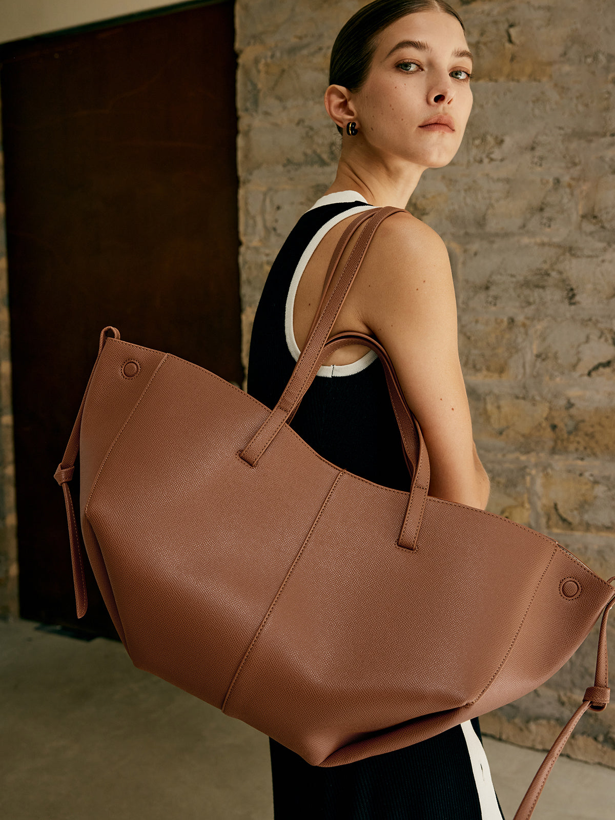 Retro Large Dumpling Bag in Light Brown — Svelte Chic