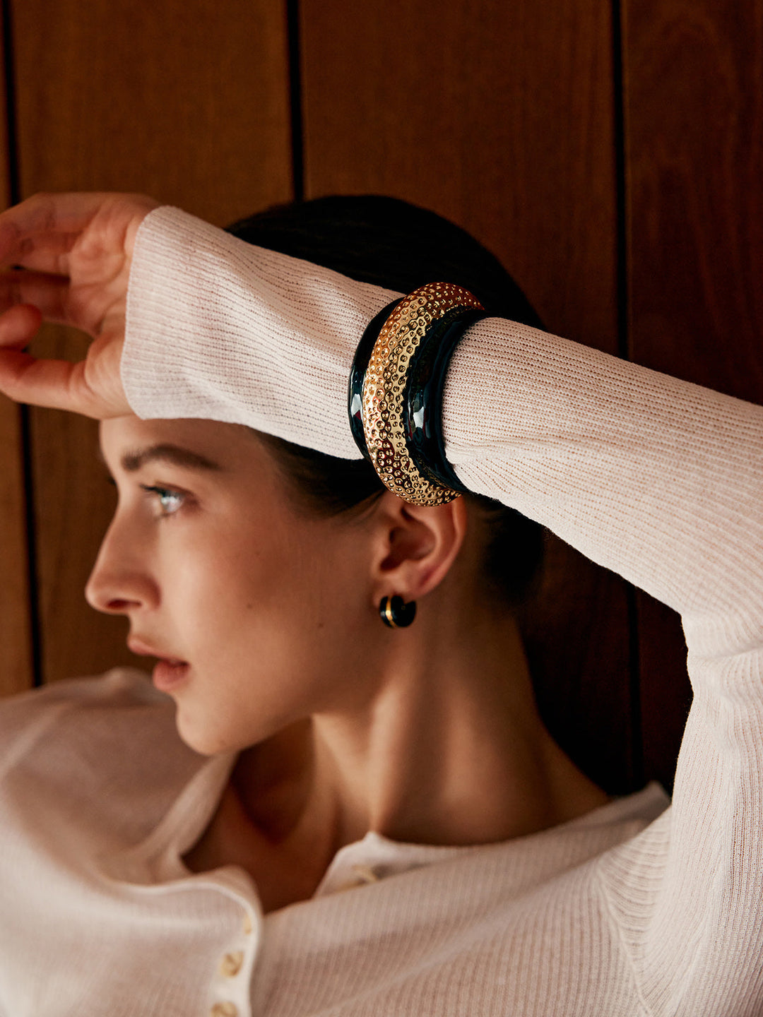 Двуцветна широка гривна с чук 