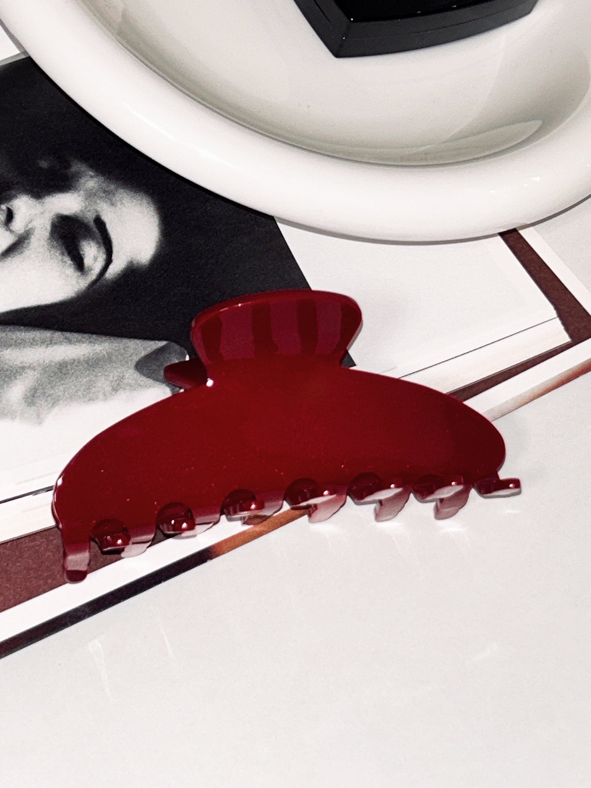 Retro Glossy Hair Claw — Svelte Chic