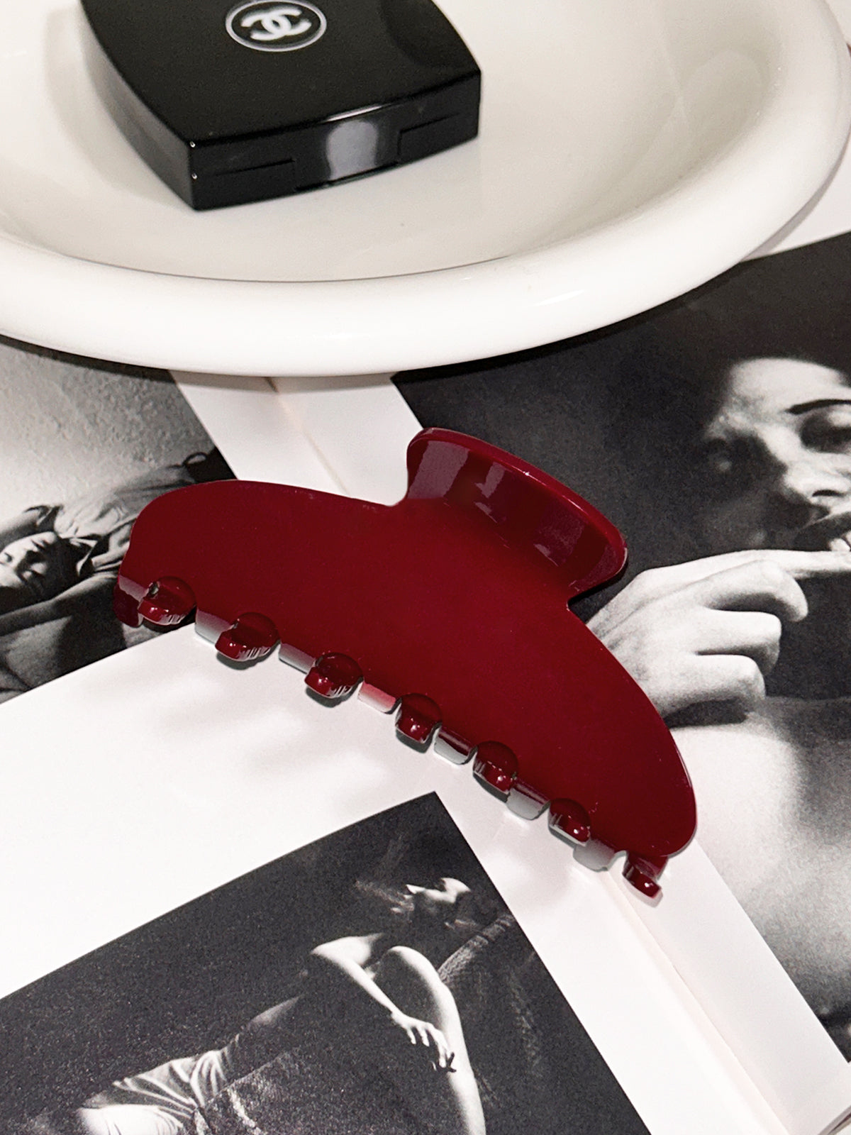 Retro Glossy Hair Claw — Svelte Chic