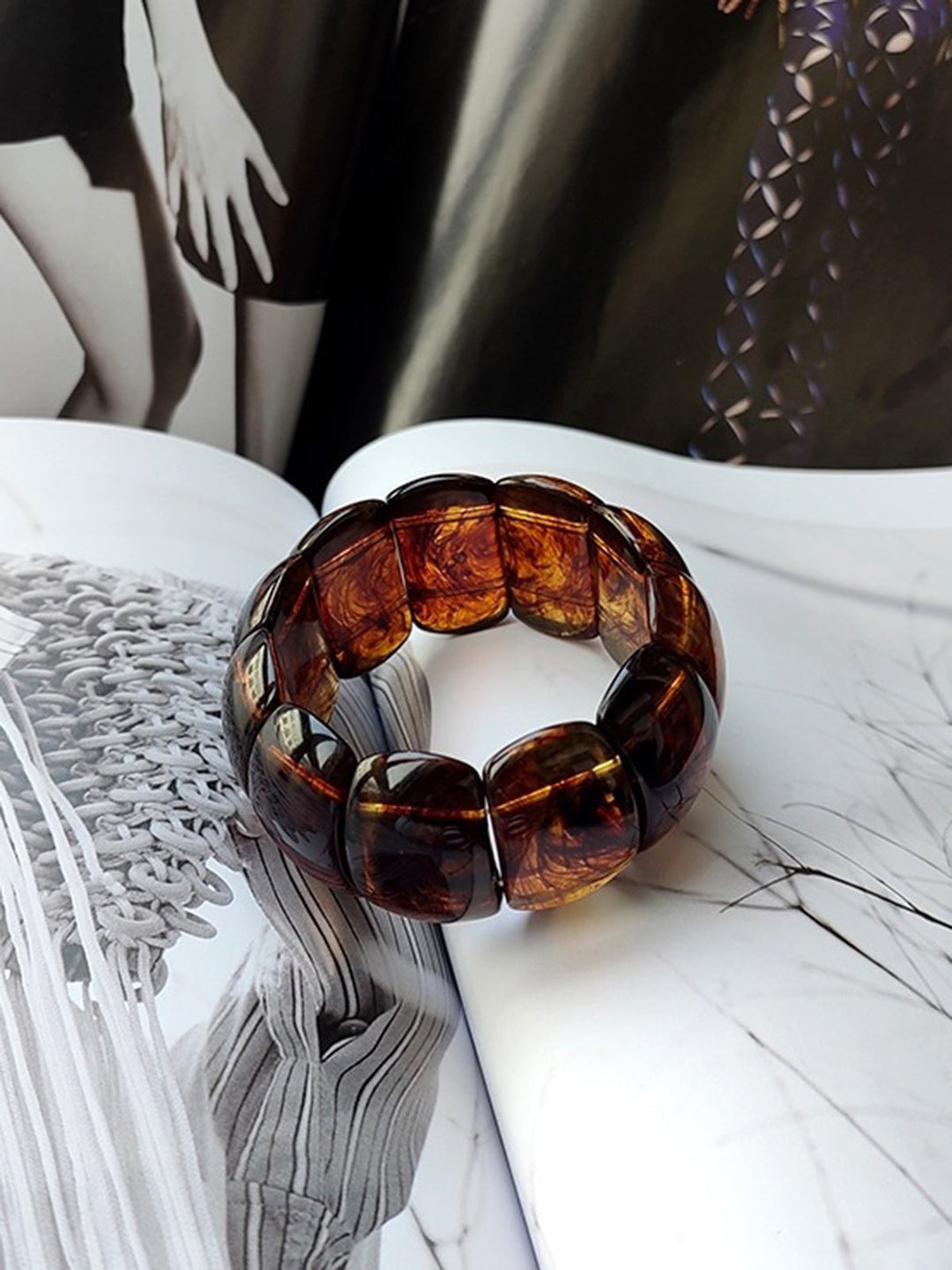 Акрилна гривна с мраморна кристална текстура 