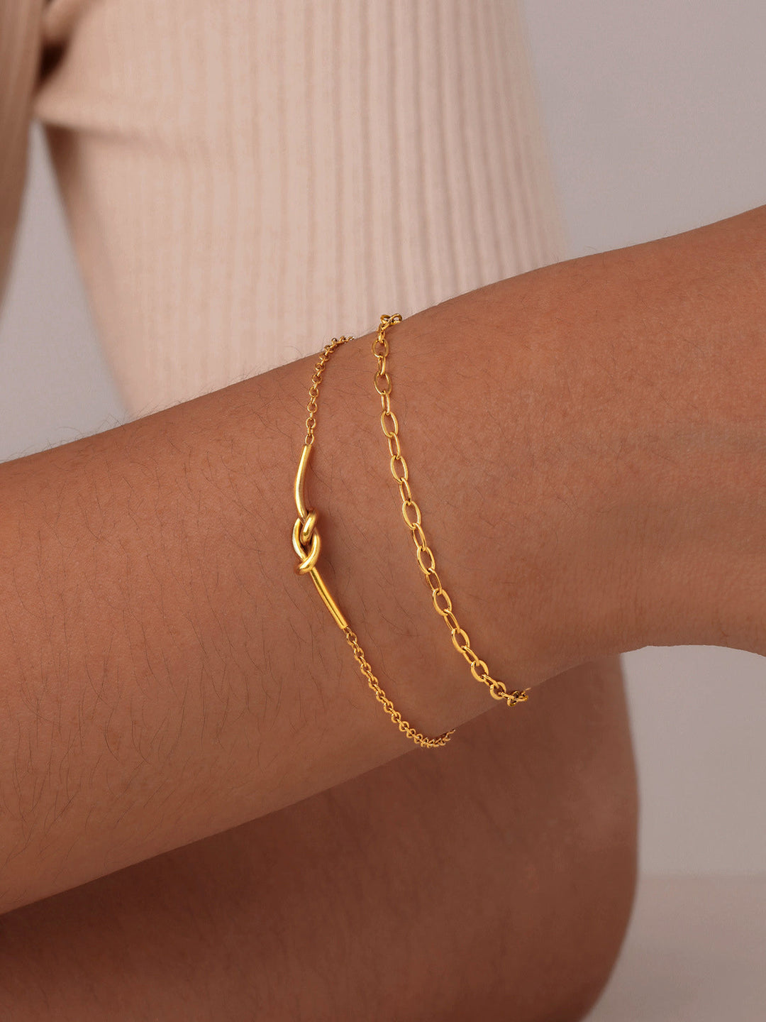 Стилна двуслойна гривна с възли 