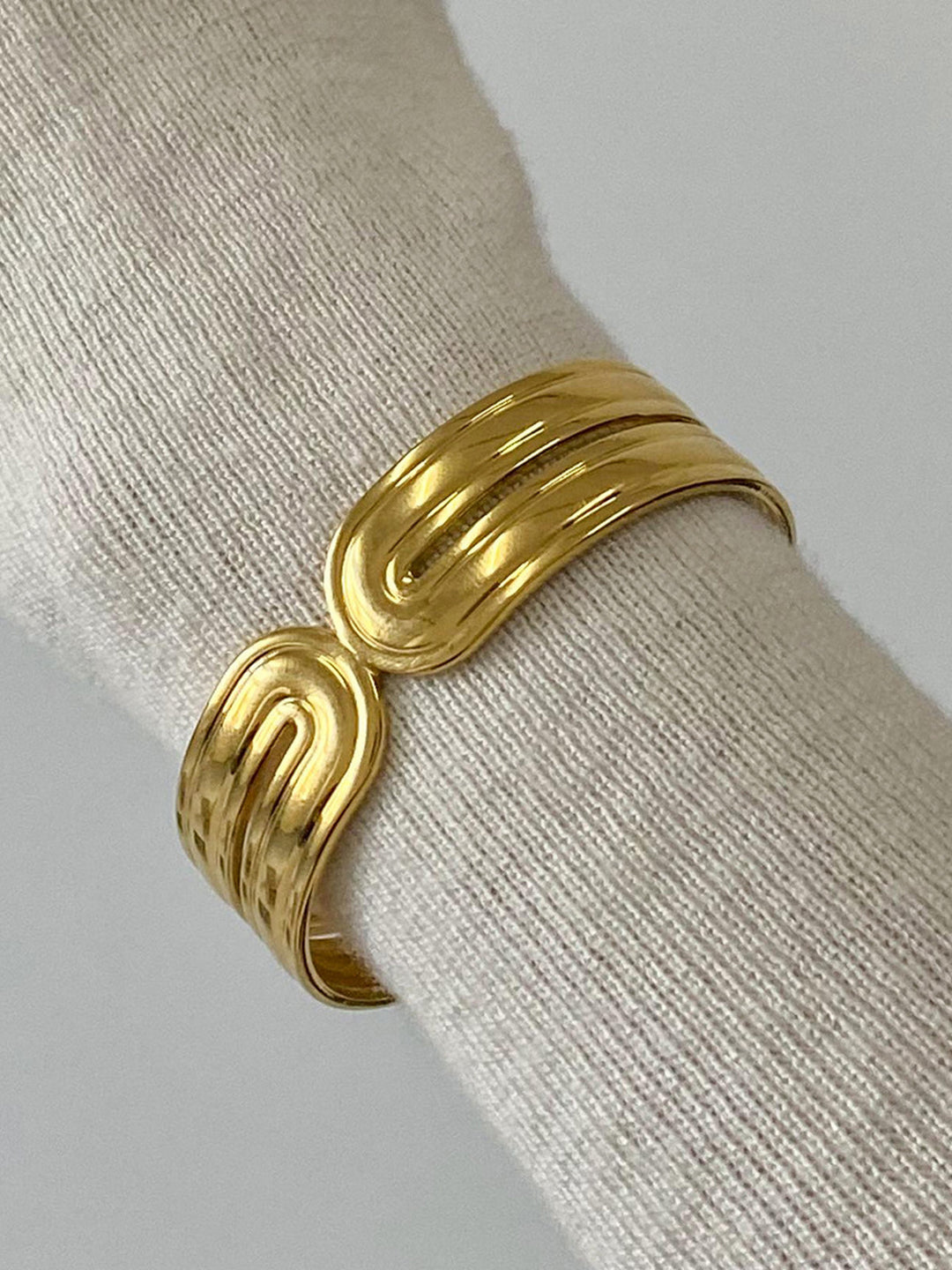 Широка гривна с отворен тунел 