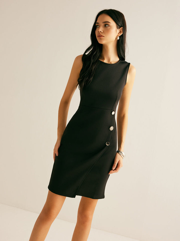 Къса рокля без ръкави с метални детайли 