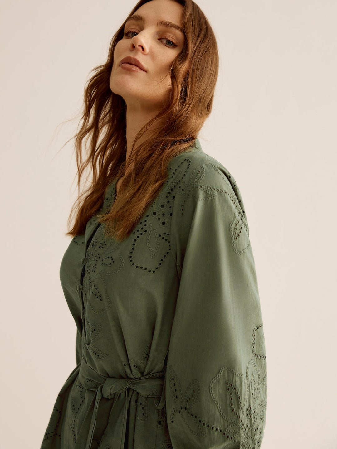 Памучна бохемска рокля с бродиран колан 