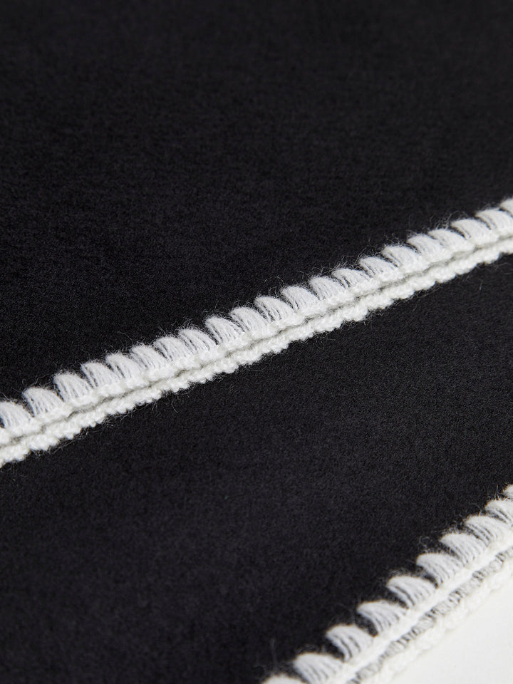 Шал с пискюли с контрастна тапицерия 