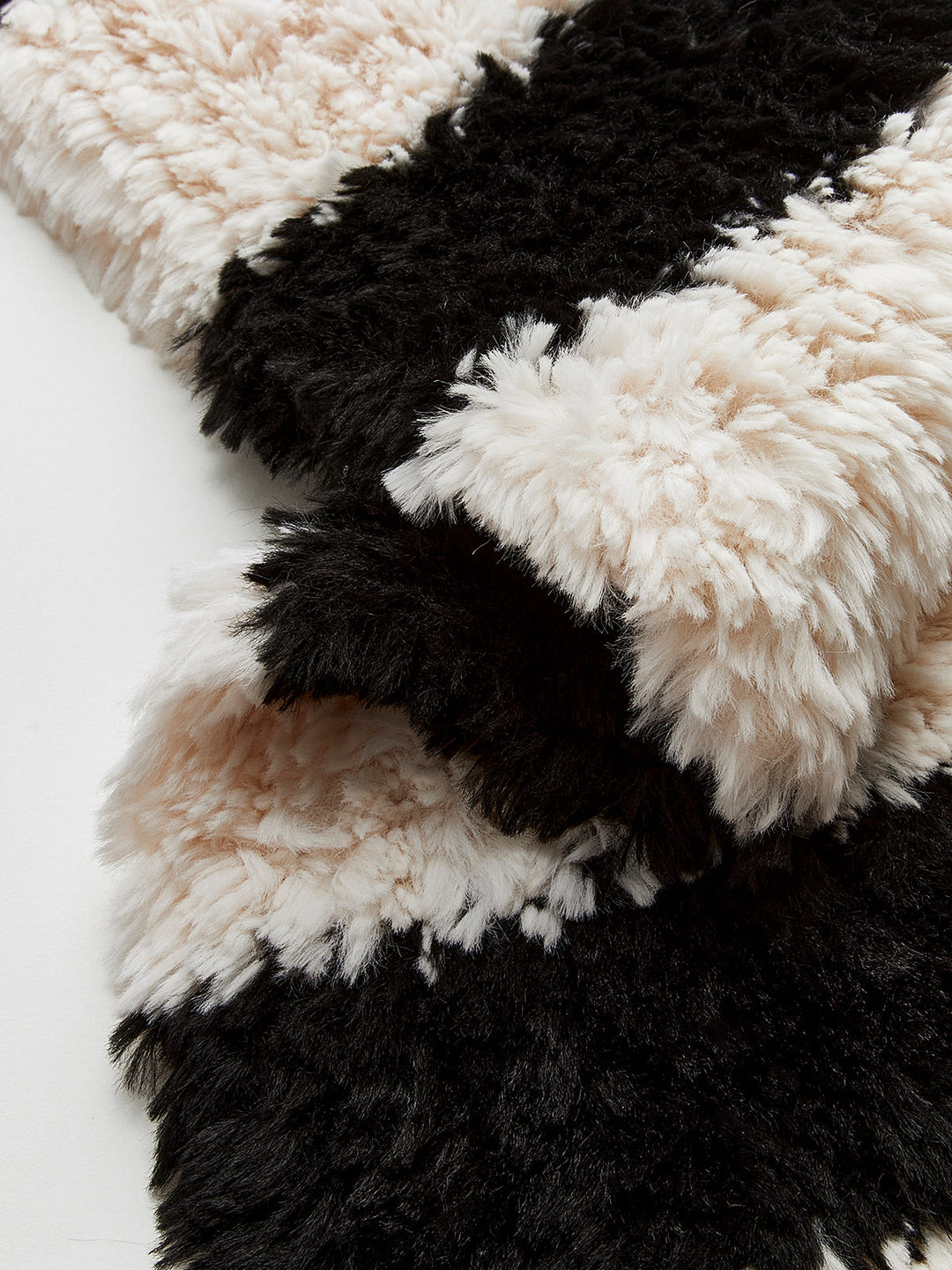 Двуцветен пухкав шал 