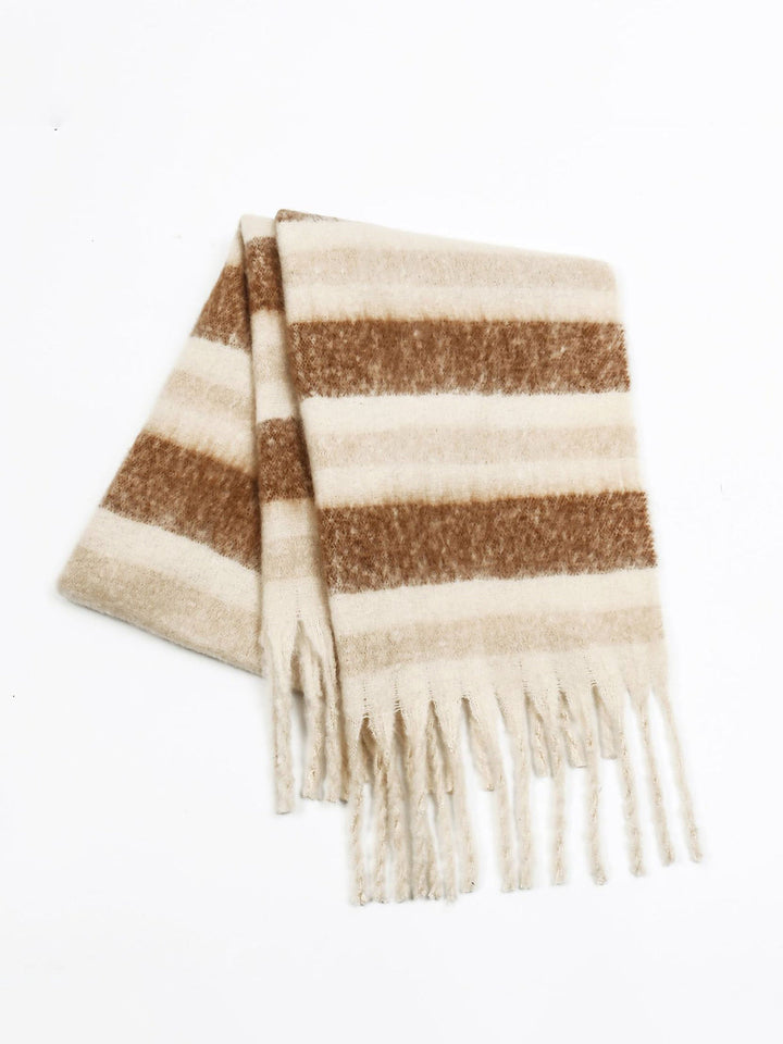 Шал с помпон и цветни блокове на райета 