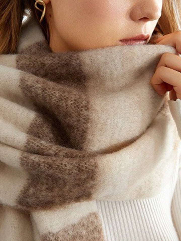 Шал с помпон и цветни блокове на райета 