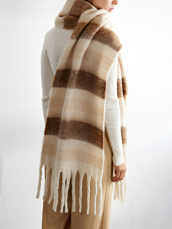 Шал с помпон и цветни блокове на райета 