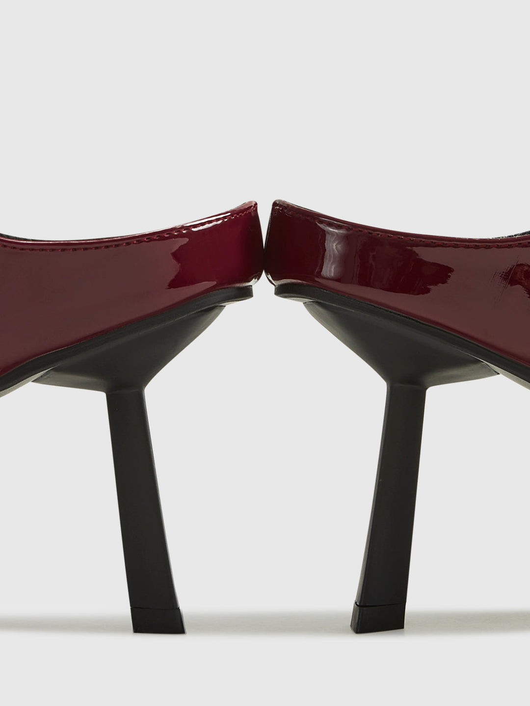 Обувки на висок ток с тънък пръст и отворен гръб 