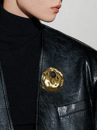 Deliklerle Dolu Halkalı Broş