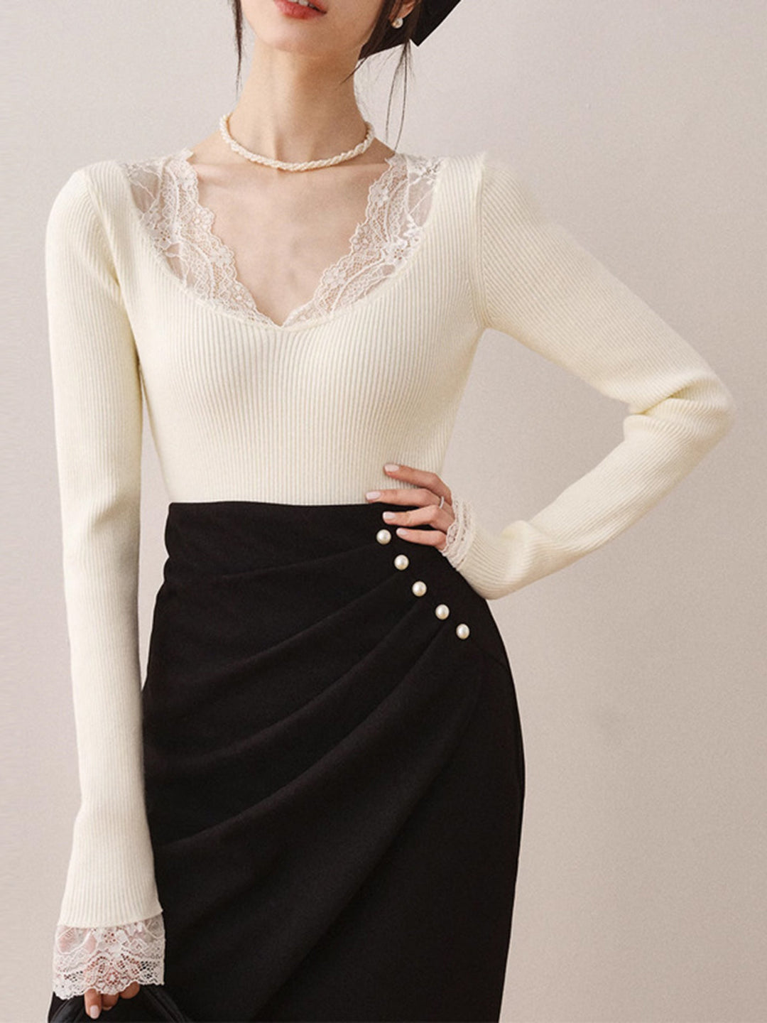 Стилна плетена блуза с дантелени шевове 